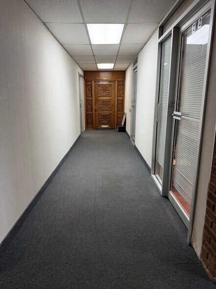 More Photos Of 25140 Lahser Rd, Southfield Office For Sale