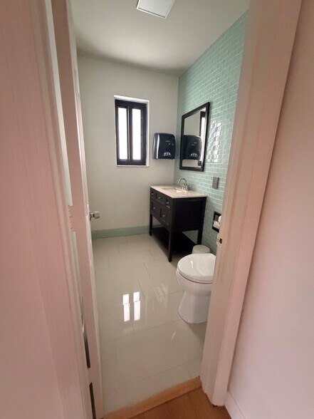 More Photos Of 1385 NW 15th St, Miami Office For Lease