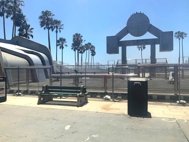 More Photos Of 1809 Ocean Front Walk, Venice Restaurant For Lease