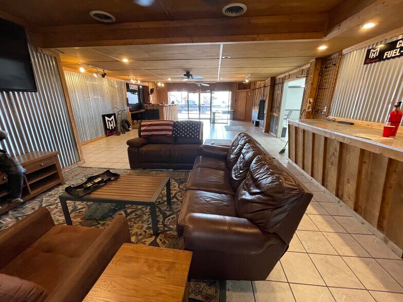 More Photos Of 433 S Main St, Swainsboro Showroom For Sale