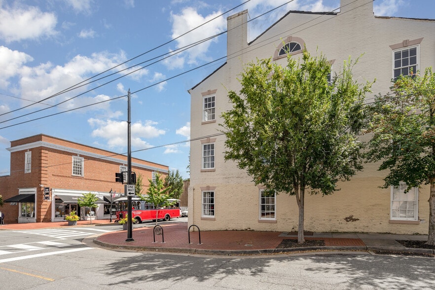 More Photos Of 826 Caroline St, Fredericksburg Storefront Retail Office For Lease