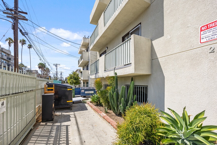 More Photos Of 2763 San Marino St, Los Angeles Apartments For Sale