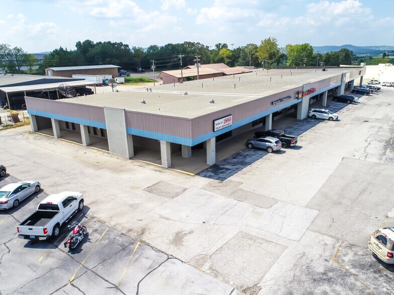 More Photos Of 910 W Trimble Ave, Berryville General Retail For Lease