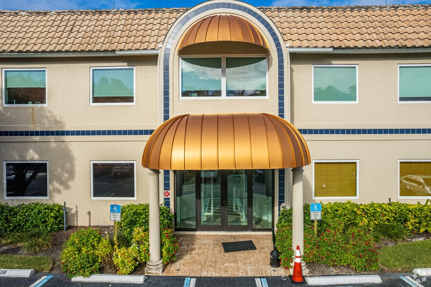 More Photos Of 3033 Riviera Dr, Naples Office For Lease