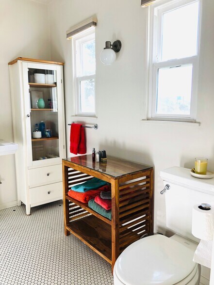 More Photos Of 2019-2023 Riverside Dr, Los Angeles Storefront Retail Office For Sale