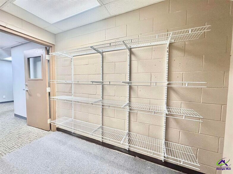 More Photos Of 801 Valley Dr, Perry Distribution For Lease