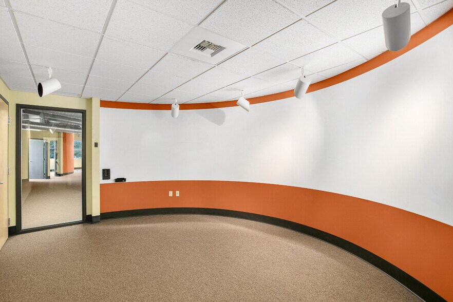 More Photos Of 11109 Slater Ave NE, Kirkland Office For Sale