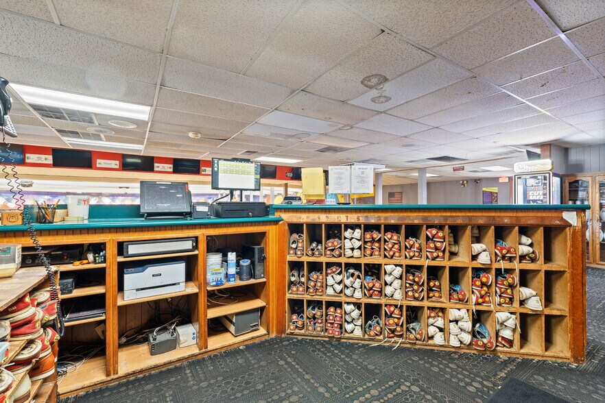 More Photos Of 1616 N Section St, Sullivan Sports And Entertainment For Sale