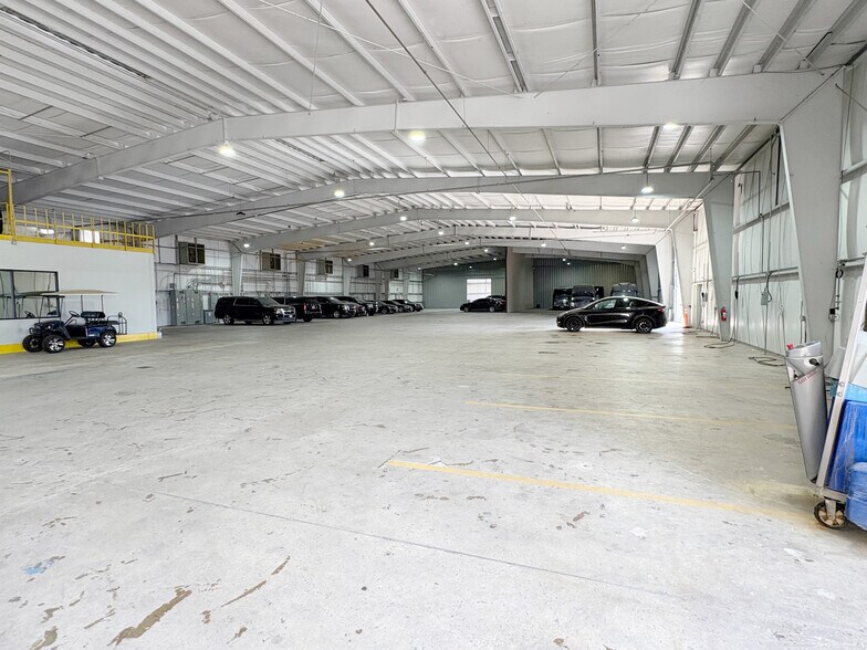 More Photos Of 11435 Brittmoore Park Dr, Houston Warehouse For Lease
