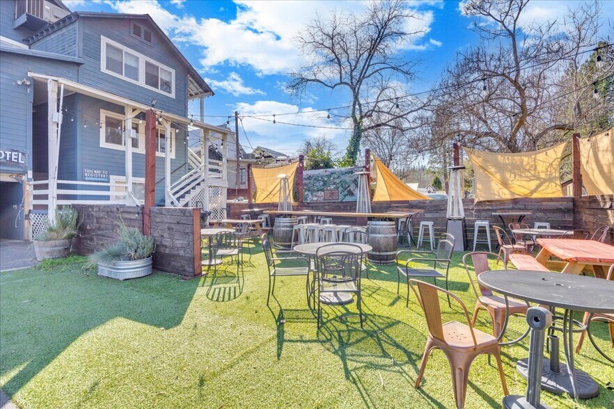 More Photos Of 18736 Main St, Groveland Hotel For Sale