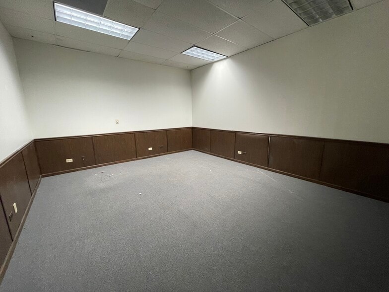 More Photos Of 105-115 S Grove Ave, Elgin Medical For Lease