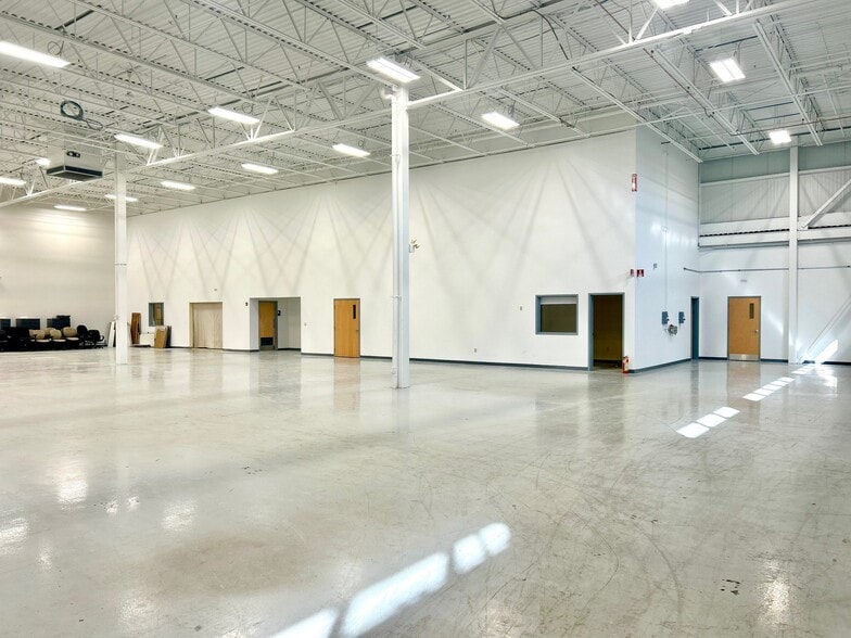 More Photos Of 230 Corporate Dr, Portsmouth Light Distribution For Lease