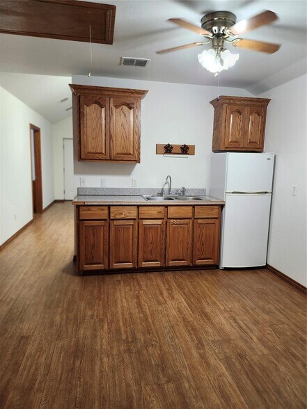 More Photos Of 828 N Main St, Springtown Office Residential For Lease