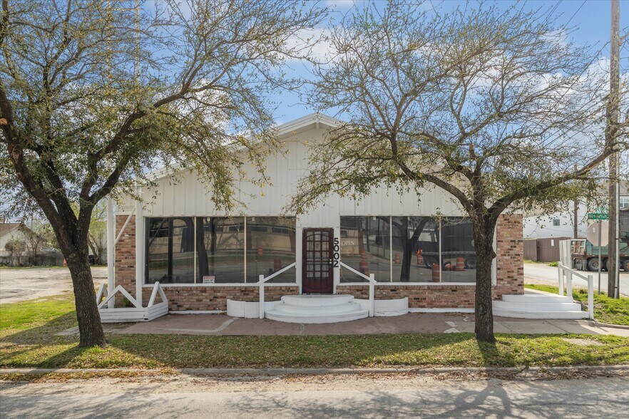 More Photos Of 5002 Navigation Blvd, Houston Freestanding For Lease