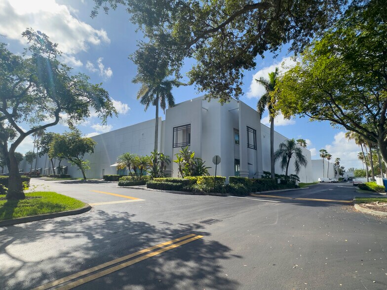 More Photos Of 8500-8600 NW 17th St, Doral Warehouse For Lease