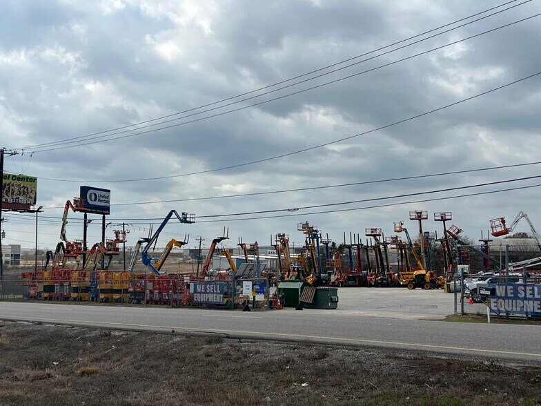 More Photos Of 17600 Interstate 35, Buda Service For Sale