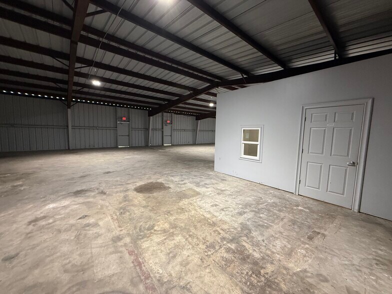 More Photos Of 6229 Dixie Dr, Houston Warehouse For Lease