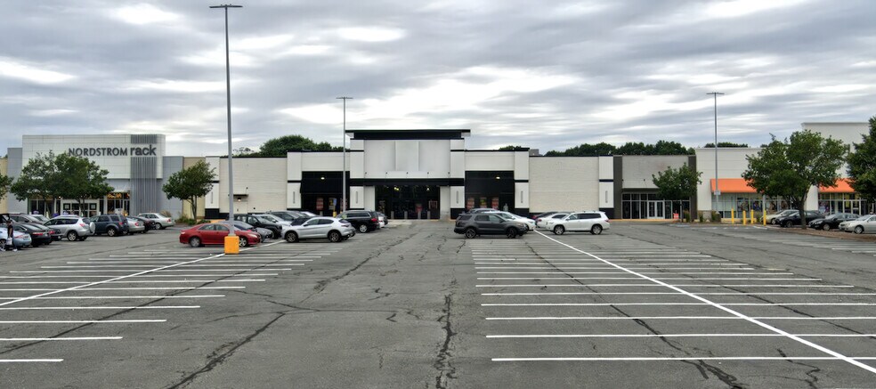 More Photos Of 200-380 Grossman Dr, Braintree Storefront For Lease