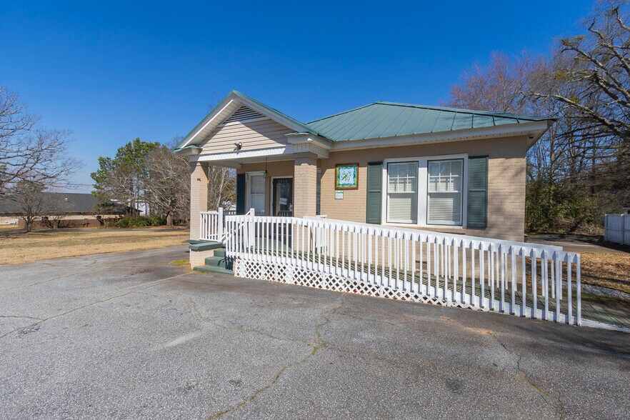 More Photos Of 2816 E North Ave, Anderson Funeral Home For Lease