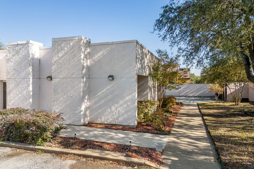 More Photos Of 8363 Meadow Rd, Dallas Office For Sale