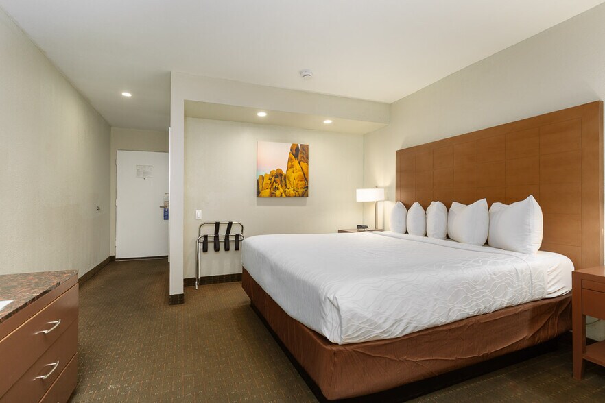 More Photos Of 1633 S Palm Canyon Dr, Palm Springs Hotel For Sale