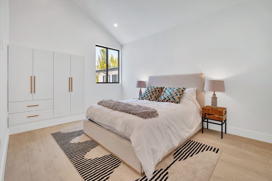 More Photos Of 337 6th Ave, Venice Apartments For Sale