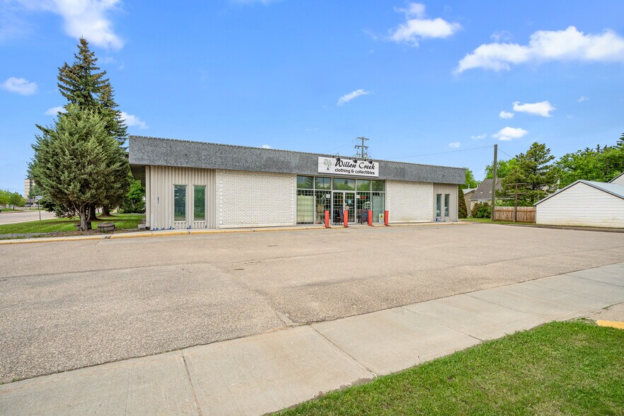 More Photos Of 5402 44 St, Lloydminster Freestanding For Sale