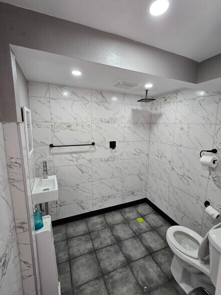 More Photos Of 1966-1970 S Coast Hwy, Laguna Beach Storefront For Lease