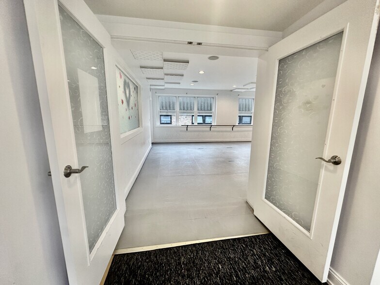 More Photos Of 36 Sherwood Pl, Greenwich Office For Lease