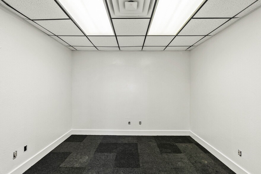 More Photos Of 3806 E Rio Grande St, Victoria Warehouse For Sale