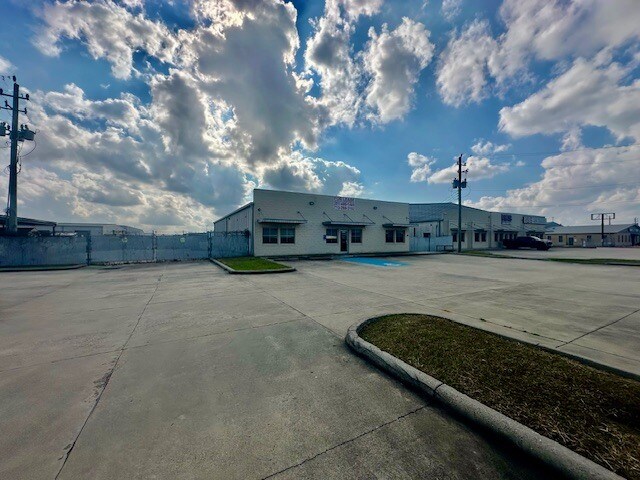 More Photos Of 4904 Railroad St, Deer Park Service For Lease