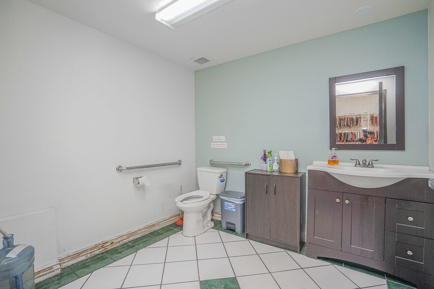 More Photos Of 1368 E Washington Blvd, Los Angeles Manufacturing For Sale