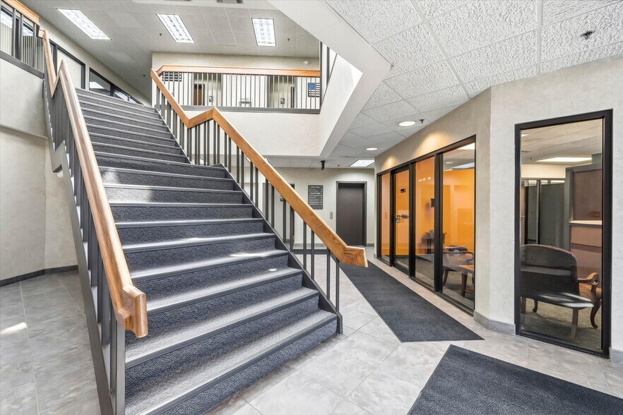More Photos Of 601-611 N Barker Rd, Brookfield Office For Lease