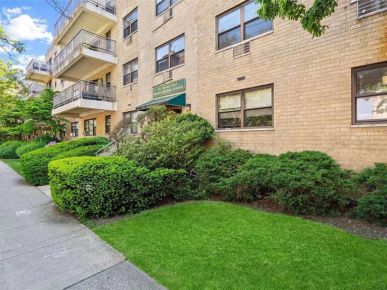 More Photos Of 1 Barstow Rd, Great Neck Apartments For Sale