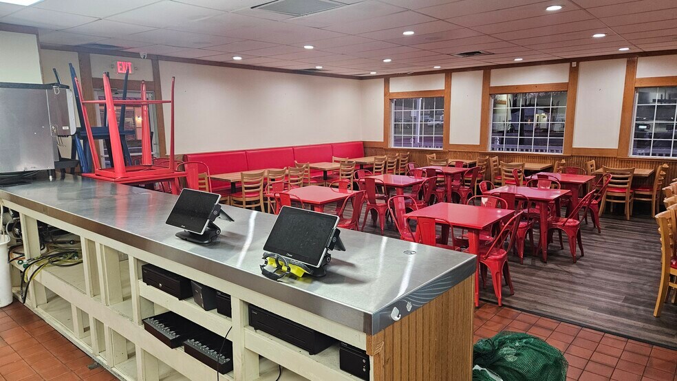 More Photos Of 325 E Main St, Milton Fast Food For Lease