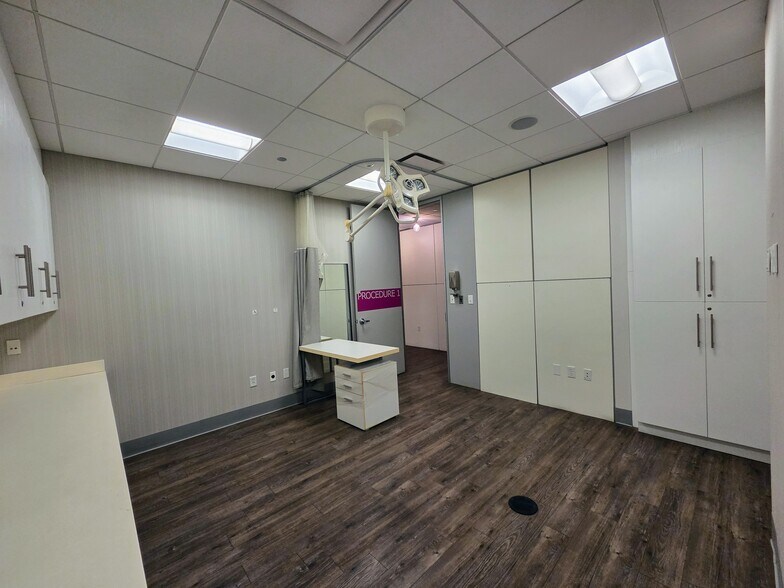 More Photos Of 333 E Benton Pl, Chicago Freestanding For Sale