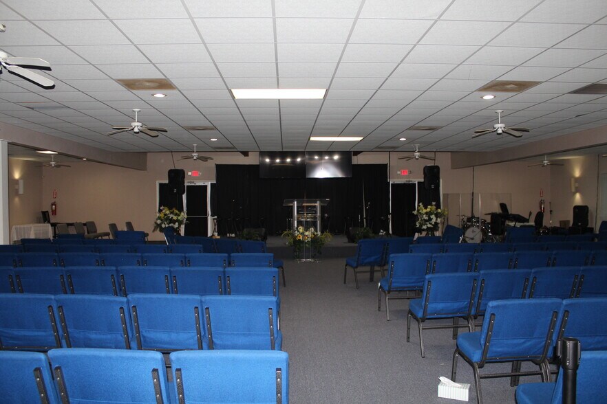 More Photos Of 2725 Wilson Rd, Humble General Retail For Lease