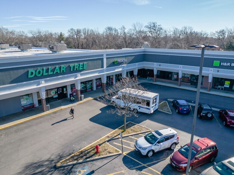 More Photos Of 204-324 E Geneva Rd, Wheaton Unknown For Lease