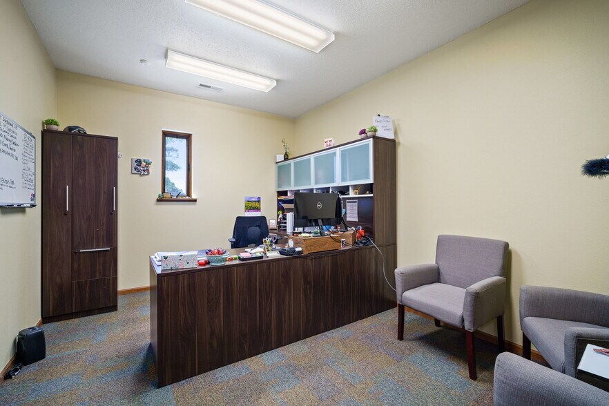 More Photos Of 1801 N 13th Ave E, Newton Flex For Lease