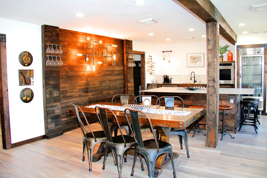 More Photos Of 98 Avenue A, Conroe General Retail For Lease