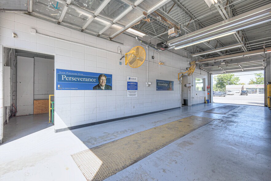 More Photos Of 327 W Main St, Hendersonville Freestanding For Sale