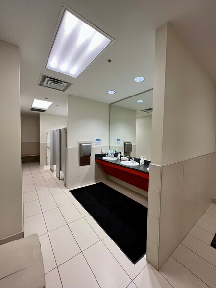 More Photos Of 220 N Sara Rd, Oklahoma City Service For Lease