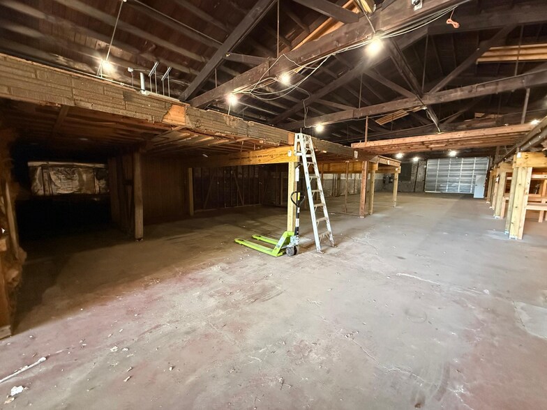 More Photos Of 64 E Washington Ave, Pleasantville Warehouse For Lease