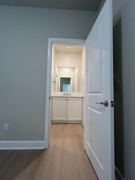 More Photos Of 3005 Cochran St, Simi Valley Specialty For Lease