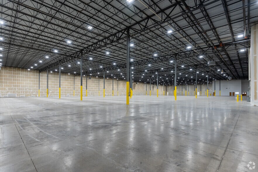 More Photos Of 15124 Grand River Rd, Fort Worth Distribution For Lease