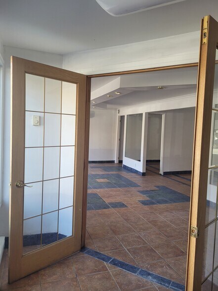 More Photos Of 170 Rue Jarry E, Montréal Storefront Retail Office For Lease