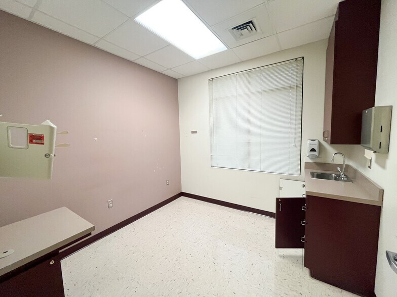More Photos Of 820 S Illinois Ave, Republic Medical For Lease