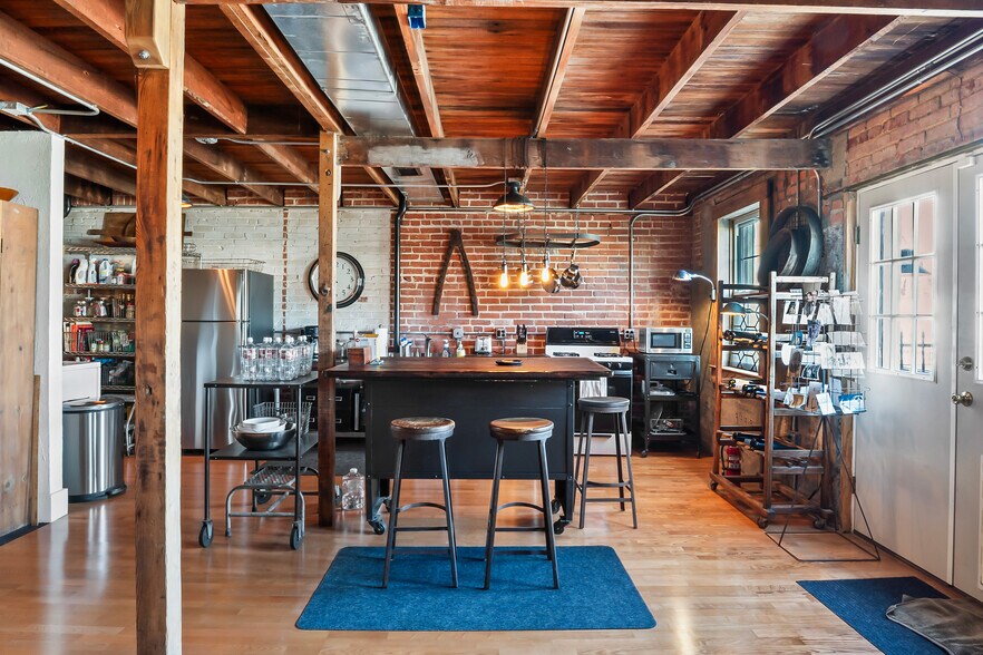 More Photos Of 118 W. Grand St, Whitewright Storefront Retail Residential For Sale