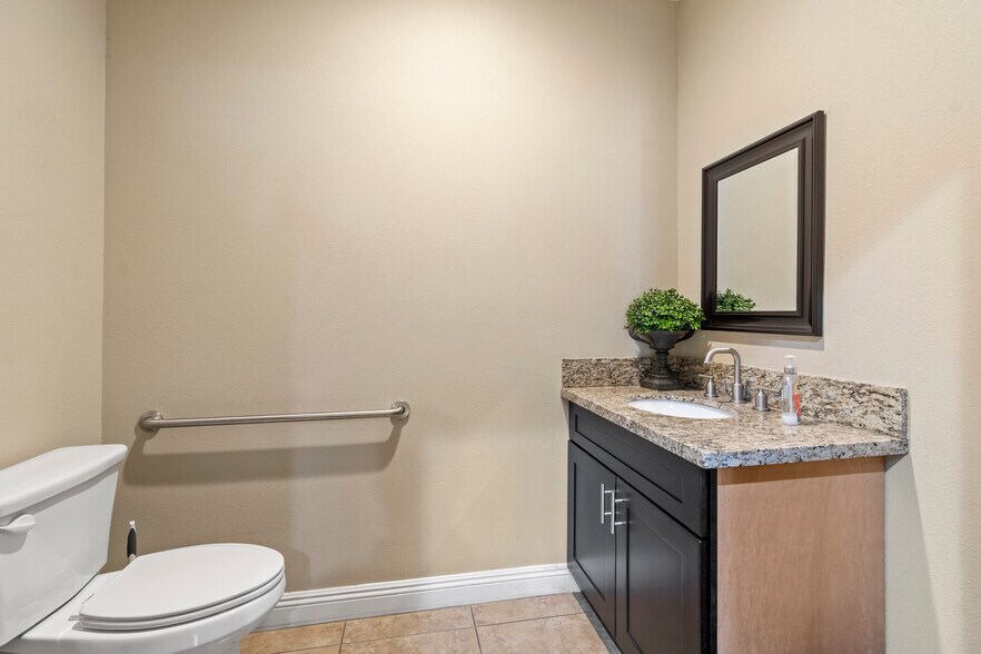 More Photos Of 19700 Temescal Canyon Rd, Corona Freestanding For Lease