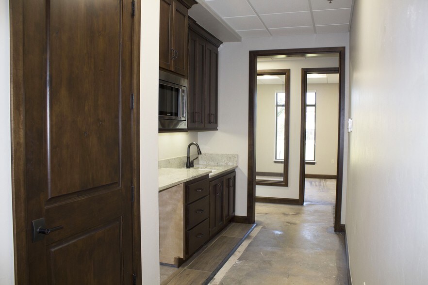 More Photos Of 2513 S Kelly Ave, Edmond Office For Lease